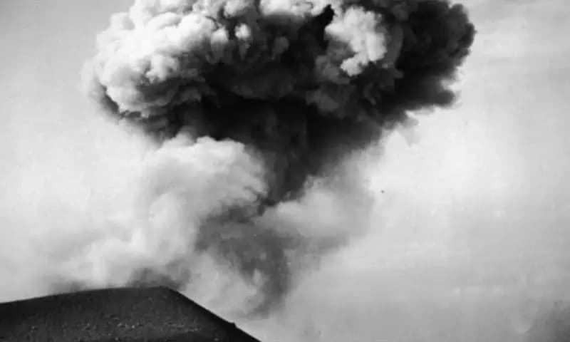 Erupsi Gunung Semeru. (Foto: Dok. Wereldmuseum Amsterdam via wikipedia)