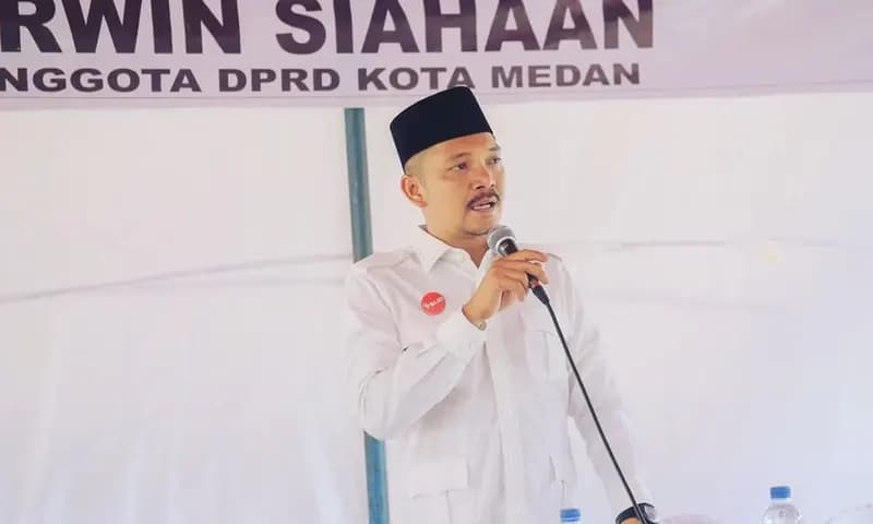 Erwin Siahaan bekas ojek online yang berhasil duduk di parlemen Kota Medan. (Foto: Dok. DPRD Medan)