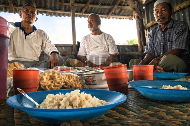 Pembakaran kemenyan sebelum kenduri Nasi Santan (Foto: Demon Fajri/PARBOABOA)