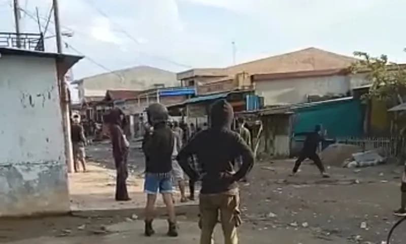 Tangkapan layar aksi tawuran pemuda di Medan Belawan (Foto: Facebook Sarilia Zai)
