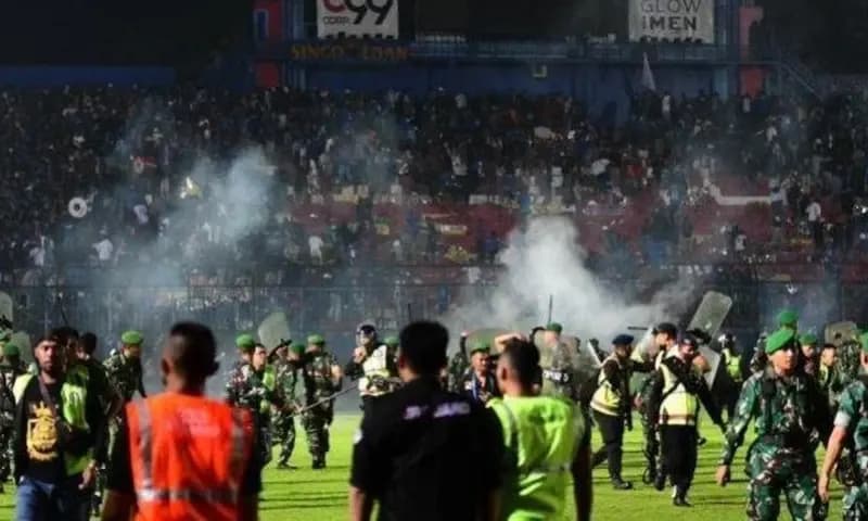 Kericuhan tragedi Kanjuruhan Malang (Foto: Purwanto/Surya Malang)