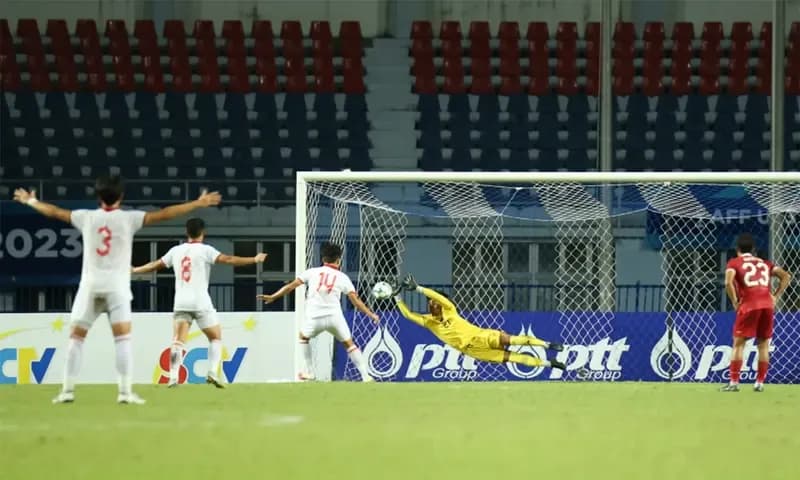 Potret penalti Vietnam yang berhasil ditepis oleh Ernando Ari dalam partai final Piala AFF 2023 di Rayong Province Stadium, Thailand pada Sabtu, (26/8/2023). (Foto: PSSI)