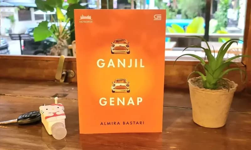 Novel Ganjil Genap Karya Almira Bastarii yang mengisahkan tentang perempuann lajang (Foto: Instagram/@sofiaaauliaa)