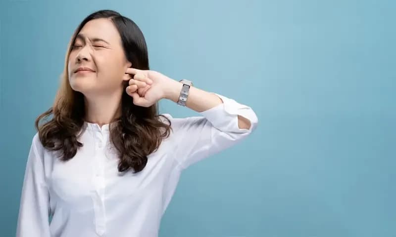 Ilustrasi seseorang yang mengalami rasa gatal pada telinga (Dok: klikdokter.com)