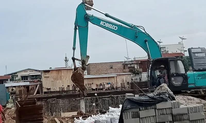Pembangunan Gedung Merdeka Pematang Siantar diperkirakan molor dari jadwal yang ditentukan sehingga terancam gagal jadi venue PON 2024. (Foto: PARBOABOA/Putra Purba)