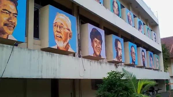 Salah stu gedung kampus IKJ yang dipenuhi gambar tokoh seni lulusan IKJ.