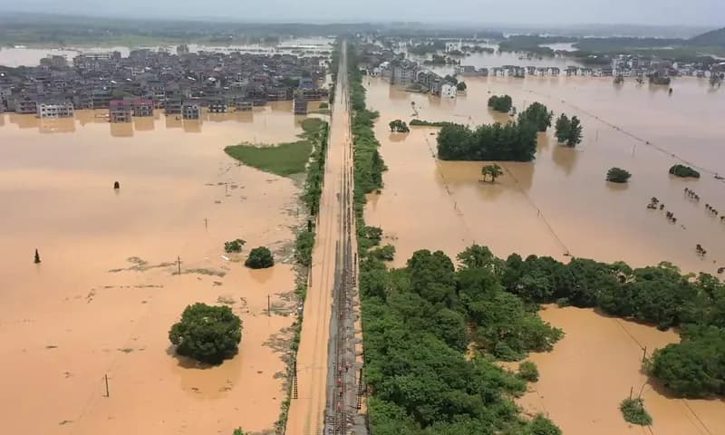 Hujan deras dan suhu panas ekstrem akibat perubahan iklim melanda China di saat bersamaan. AP
