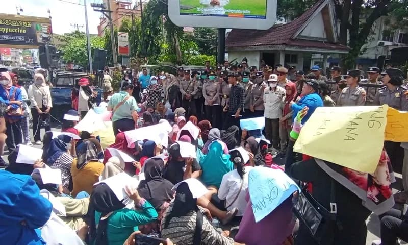 GEMURUH Pematangsiantar menggelar aksi tuntut penghapusan E Warung. (Foto: PARBOABOA/Roy Syahputra)