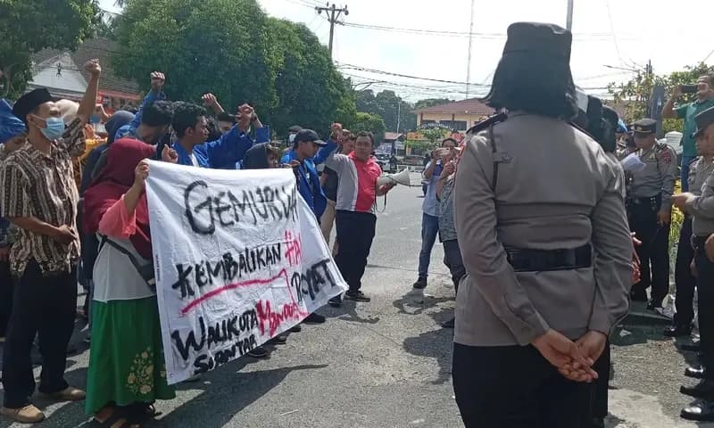 Aksi GEMURUH di Kantor Kejaksaan Pematangsiantar tuntut pembubaran E-Warung. (Foto: PARBOABOA/Rizal Tanjung)