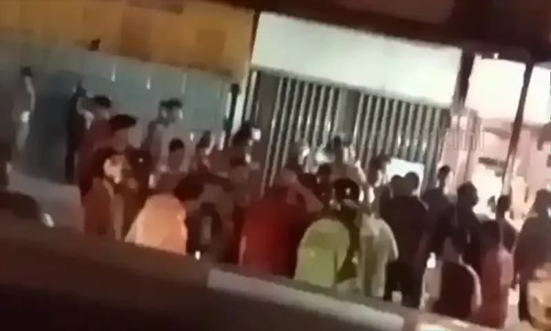 Gerombolan Geng Motor Diamuk Warga di Jalan Setia Budi (Foto: f:ist mistar)