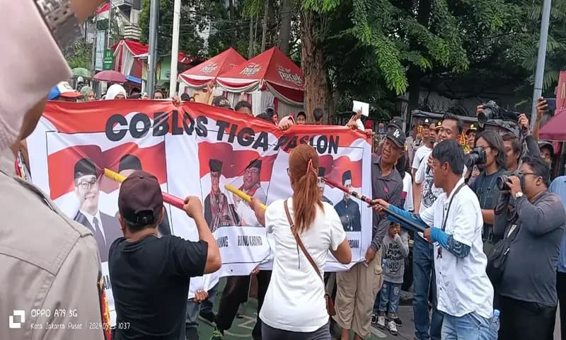 JRMK menggelar aksi di Kantor KPU Jakarta. (Foto: Dok.pribadi/Salam4Jari)