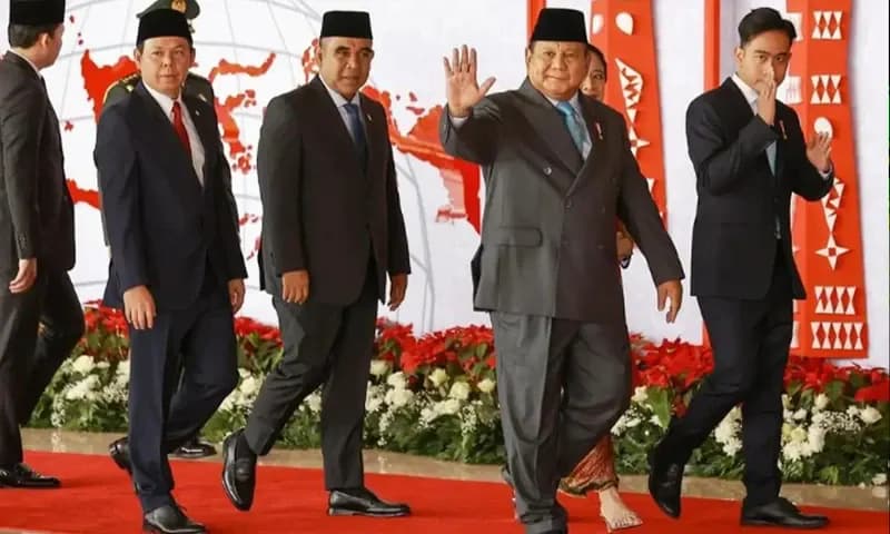 Presiden Prabowo Subianto (kedua kanan) bersama Wapres Gibran Rakabuming Raka (kanan), Ketua MPR Ahmad Muzani (tengah) dan Ketua DPD Sultan Bachtiar Najamudin (kedua kiri) tiba untuk mengikuti Sidang Tahunan MPR RI dan Sidang Bersama DPR-DPD RI Tahun 2025