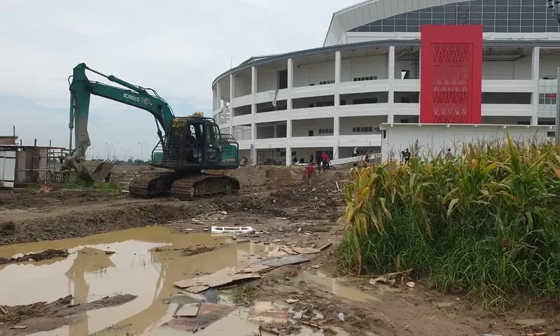 Kondisi akses jalan di area GOR Voli Indoor Sumut Sport Center, Deli Serdang, Sumatra Utara, Selasa (10/09/2024). (Foto: PARBOABOA/Ghiyatuddin Yauzar)