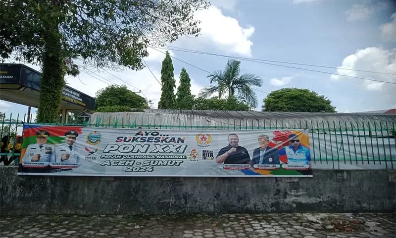 Spanduk dalam penyelenggaraan Pekan Olahraga Nasional (PON) XXI 2024 Wilayah Sumut-Aceh di Pelataran Disporabudpar Pemko. (Foto: PARBOABOA/Putra)