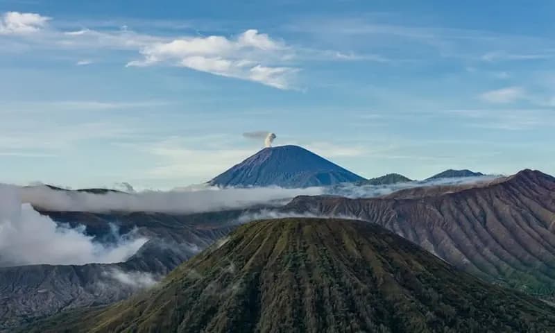 Puncak Mahameru dilihat dari Seruni Point Gunung Bromo (Foto: KOMPAS.com/ANGGARA WIKAN PRASETYA)