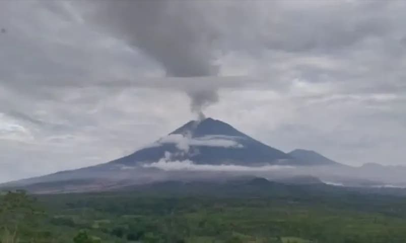 Gunung Semeru tercatat mengalami 25 kali gempa erupsi dan 32 kali gempa guguran selama enam jam terakhir pada Kamis (20/11/2025) pukul 00.00 hingga 06.00 WIB. (Foto: Dok. ANTARA)