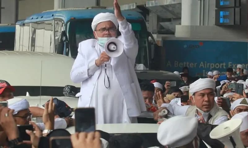 Habib Rizieq Shihab (HRS) menyapa massa yang menjemputnya di Terminal 3 Bandara Soekarno Hatta, Tangerang, Banten, Selasa (10/11/2020). (Foto: Dok. ANTARA).
