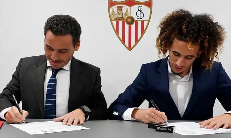 Gelandang muda berbakat Manchester United (MU), Hannibal Mejbri, resmi dipinjamkan ke klub La Liga, Sevilla, pada Selasa (16/1/2024) dini hari WIB. (Foto: Instagram/@sevillafc)