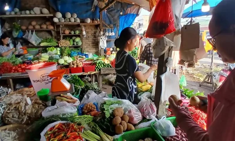 Suasana jual beli kebutuhan pokok di pasar tradisional yang harganya bergejolak. (Foto: PARBOABOA/Fika)(