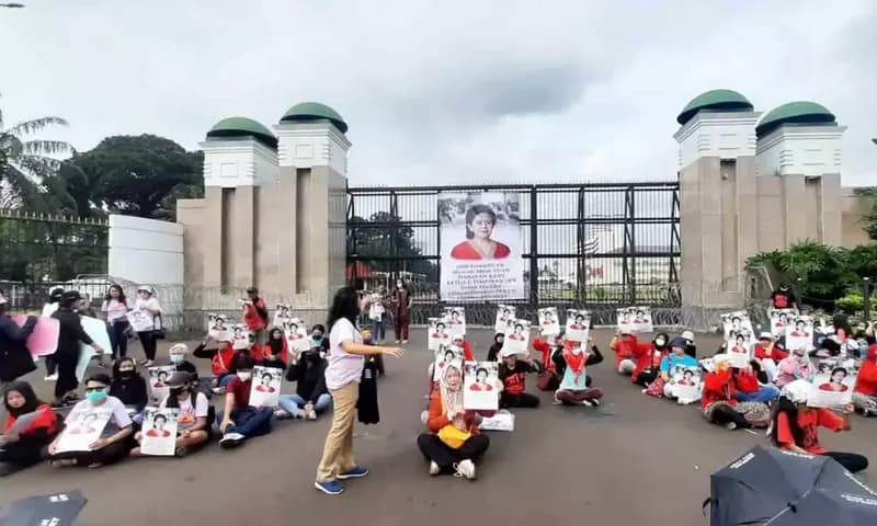 Sejumlah orang mengatasnamakan diri Jaringan Nasional Advokasi Pekerja Rumah Tangga (Jala PRT) mengadakan aksi di depan Gedung DPR RI di Jalan Gatot Subroto, Senayan, Jakarta Pusat, Rabu (08/03/2023). (PARBOABOA/Ilham)