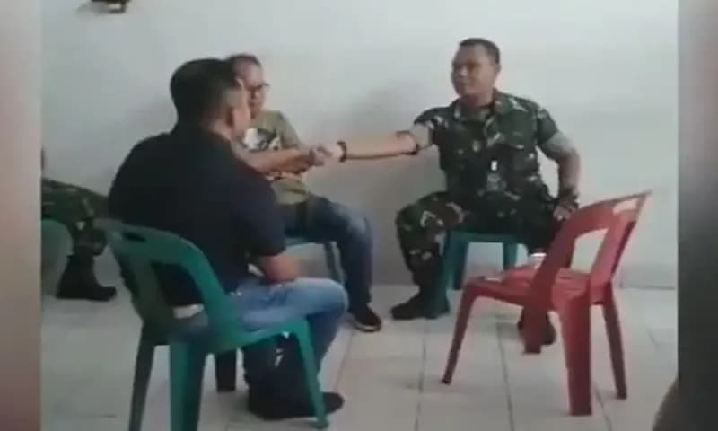 Mayor Dedi Hasibuan dan tentara menggeruduk Polrestabes Medan dinilai sebagai intervensi TNI terhadap proses peradilan. (Foto: Tangkapan layar X))