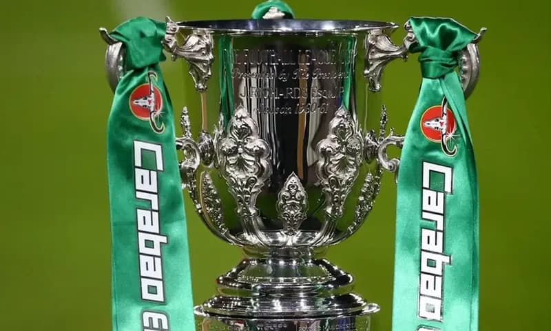 Trofi Carabao Cup. (Foto: Instagram/@thecarabaocup)