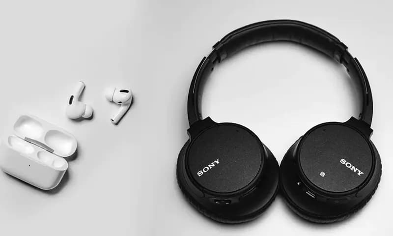 Headphone dan earbuds, foto: makeuseof