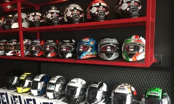 Jenis dan tipe helm berpengaruh bagi pengendara Motor bukan hanya sebagai alat keselamatan tetapi juga sebagai identitas pengendaranya.