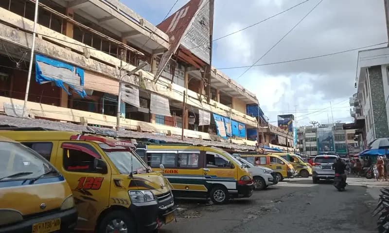 Tampak depan suasana Perusahaan Daerah (PD) Pasar Horas Jaya Pematang Siantar. (Foto: Parboaboa/Putra P. Purba)