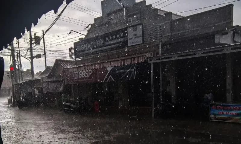 Suasana hujan lebat di Kota Pematang Siantar, Sumatra Utara. (Foto: Parboaboa/JuliÂ Sitompul)
