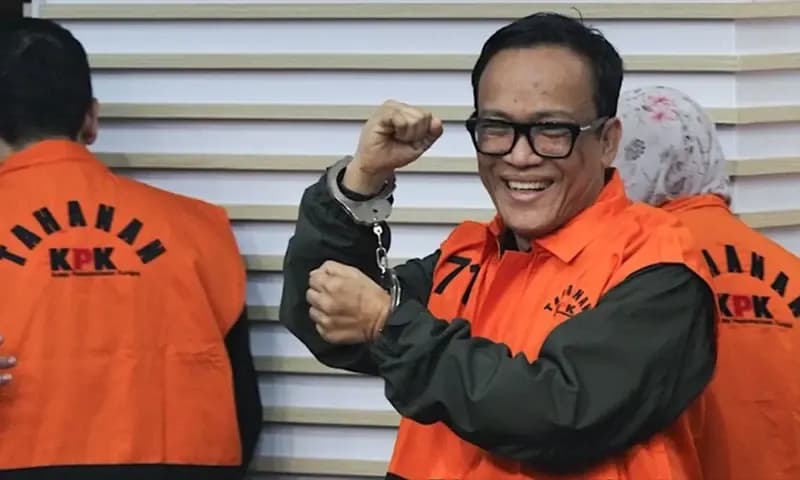 Wamenaker, Immanuel Ebenezer salah satu tersangka pemerasan pengurusan sertifikasi K3 dihadirkan di KPK, Jumat (22/8/2025). (Foto: Dok.Bloomberg Technoz)
