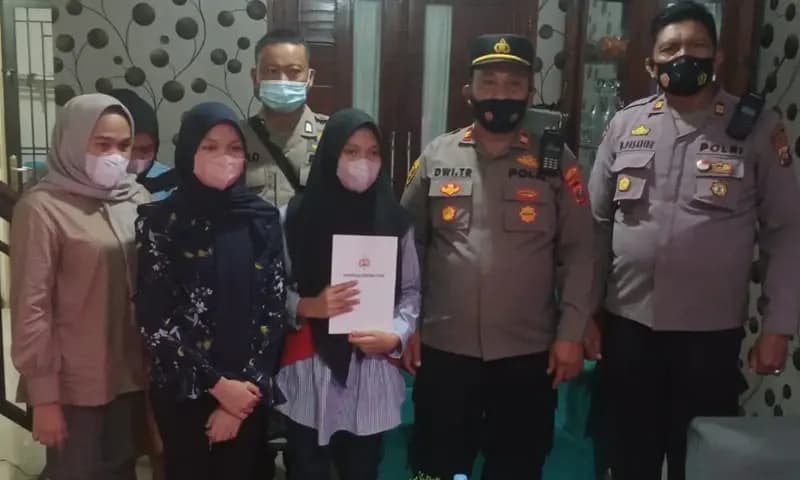Siswi SMP menerima tali asih dari Polda Sumut