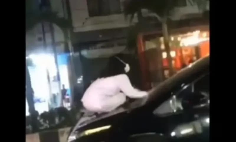 Wanita berhijab naik di atas kap mesin mobil (Instagram)