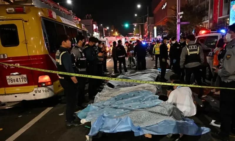 Jenazah para korban himpitan massa di distrik Itaewon Seoul dijajarkan dan ditutup plastik. (Foto: AFP/Jung Yeon-je)