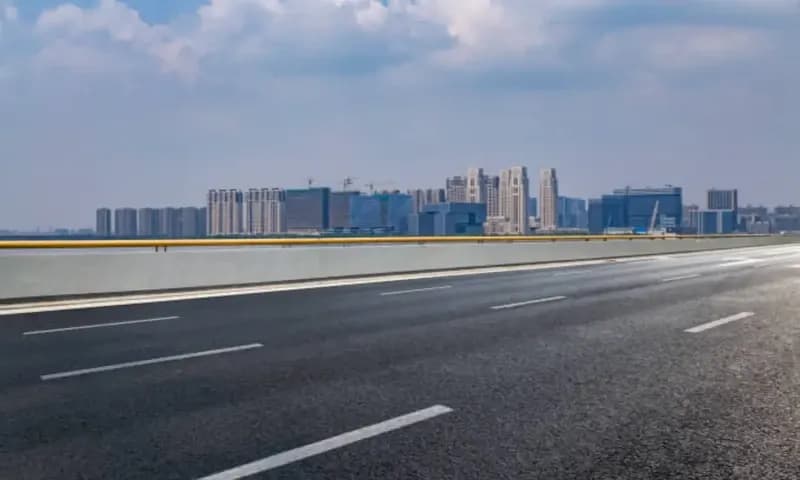Ditlantas Polda Metro Jaya mengumumkan pengalihan jalan sementara untuk KTT ASEAN ke-43. Pengendara diminta mengambil jalan alternatif yang telah disediakan. (Foto: istock)