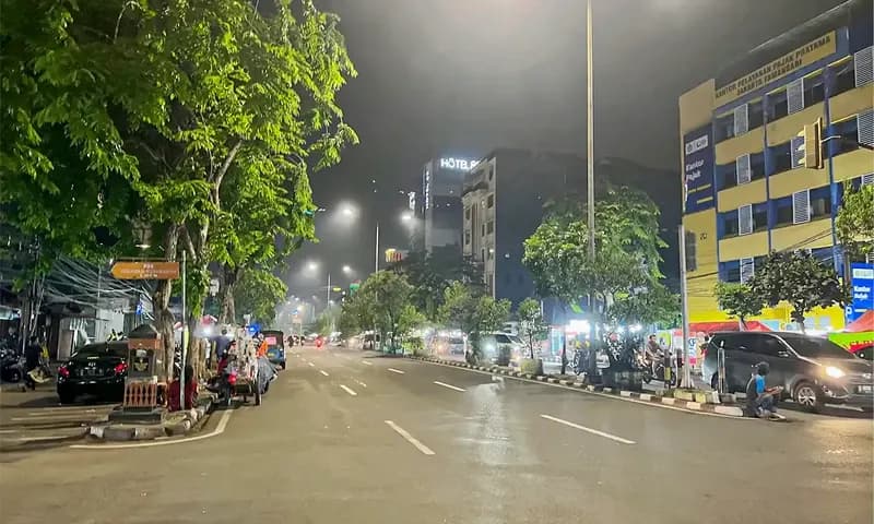 Suasana malam hari di Jalan Raya Mangga Besar (Foto: Parboaboa/Andre S)
