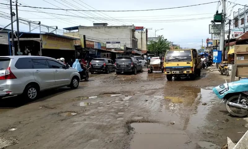 Kondisi Jalan Marelan Raya di Pasar V yang rusak berat sehingga membahayakan pengendara. (Dok: Parboaboa/Aldion)