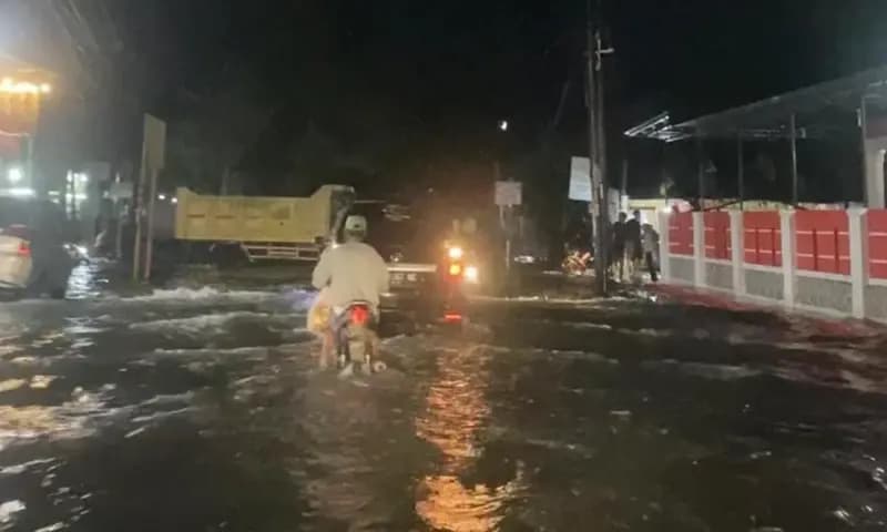 Sejumlah ruas jalan di Kota Medan tergenang air dengan ketinggian 20 centimeter hingga 80 centimeter, usai hujan deras mengguyur kota itu, Senin (26/9/2023). (Foto: PARBOABOA/Ilham Pradilla)