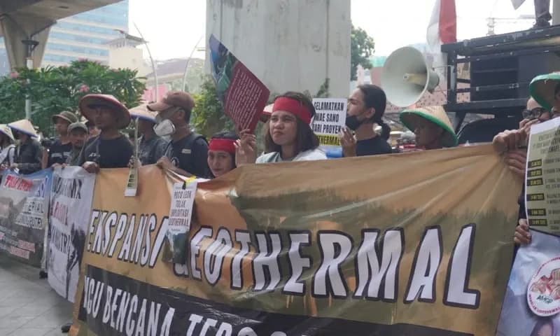 Koalisi tolak tambang saat melakukan aksi di kementerian ESDM. (Foto: Dokumen JATAM)