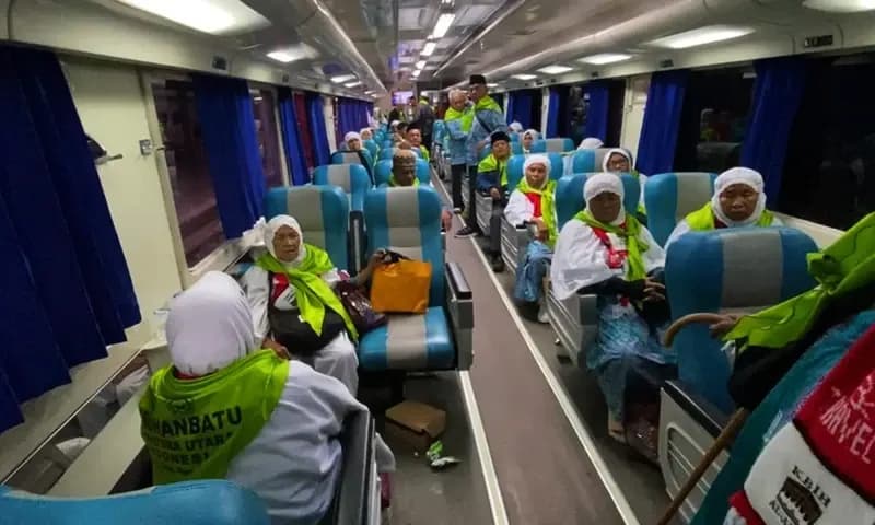 Pertama kalinya dalam sejarah perkeretaapian regional Sumatra Utara, ratusan rombongan jemaah calon haji asal Kabupaten Labuhanbatu berangkat menuju embarkasi di Medan menggunakan kereta api. (Foto: Parboaboa/Ilham Pradilla)