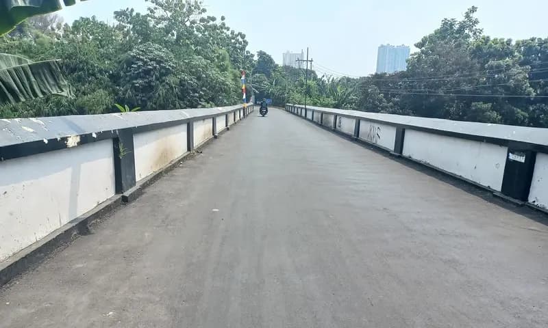 Badan Jembatan Panus dilewati kendaraan bermotor, Selasa (15/8/2023). (Foto: PARBOABOA/Muazam)