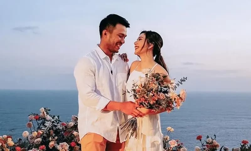 Momen saat Jessica Mila dilamar Yakup Hasibuan (Foto: Instagram/@enzystoria)