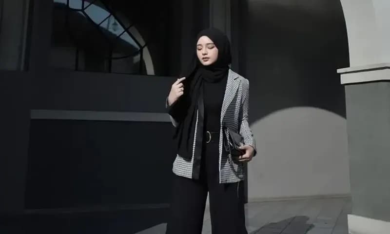Rekomendasi hijab untuk baju warna hitam (Foto: Pinterest/@aerasastra)