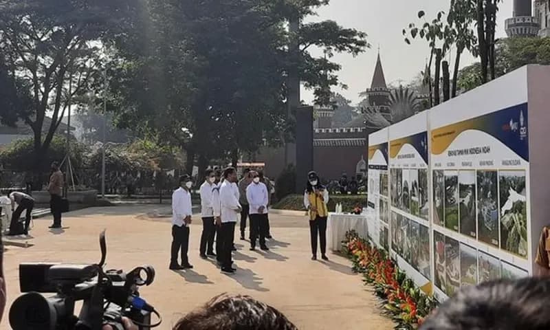 Jokowi memantau revitalisasi TMII. (Foto :Kanavino/detikcom)