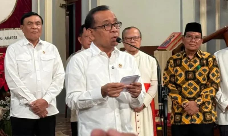 Menko PMK Pratikno saat mengecek Gereja Katedral, Jakarta Pusat, Rabu (24/12/2025). (Foto: Dok. Kompas)