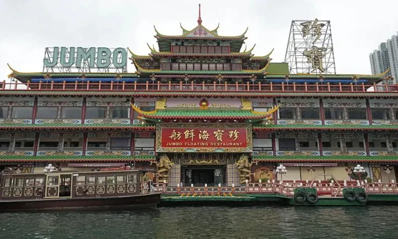 Restoran raksasa yang sangat ikonik di Hong Kong terbalik dan tenggelam di Laut China Selatan. AP