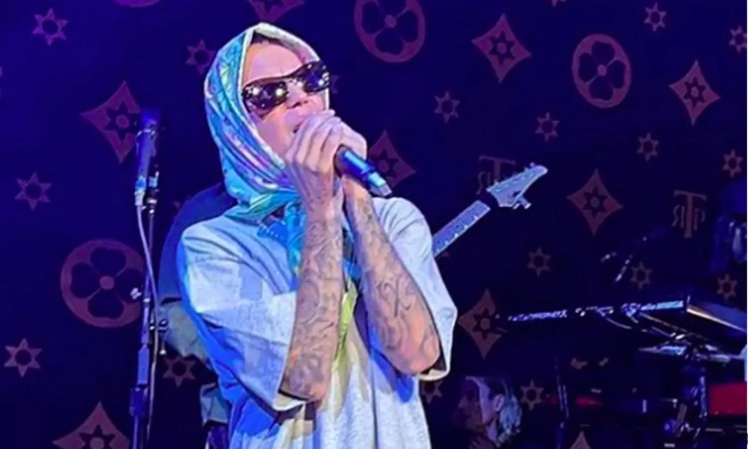 Justin Bieber tampil mengenakan scraft yang disalahartikan sebagai jilbab. (Instagram)
