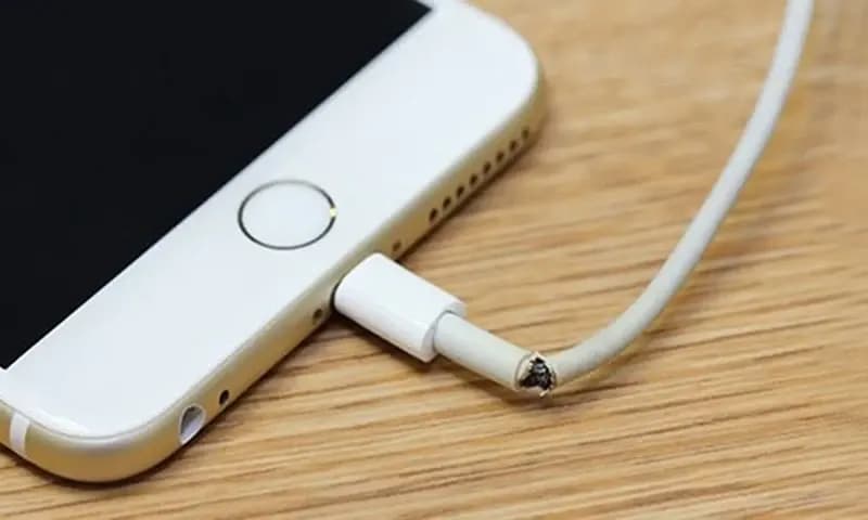 Ilustrasi kabel charger rusak
