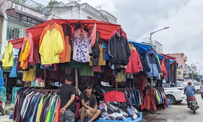 Rencana pemerintah melarang impor barang bekas menimbulkan ketakutan bagi pedagang baju bekas atau thrifting di Kota Pematang Siantar, Sumatra Utara. (Foto: PARBOABOA/Calvin Siboro)