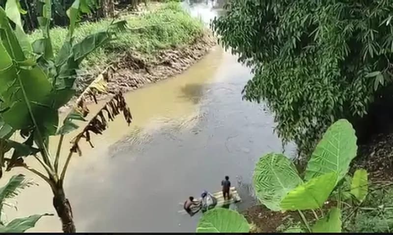 Suasana bantaran Sungai Ciliwung terlihat warga masih menggunakan getek sebagai alat transportasi mengangkut kayu, hasil panen atau sekedar menyebrang ke pasar minggu dan Condet. (PARBOABOA/Pras)